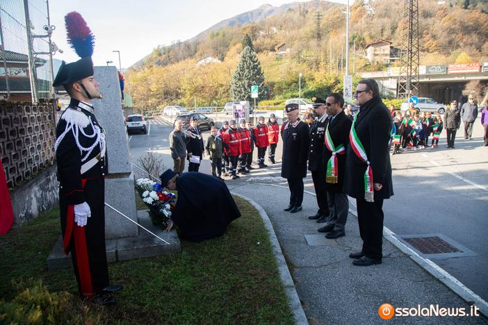 La cerimonia davanti al monumento dei Caduti di Nassiriya