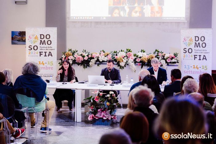 Domosofia, l'incontro con Vittorio Sgarbi si sposta in Collegiata per il maltempo Domosofia, l'incontro con Vittorio Sgarbi si sposta in Collegiata per il maltempo