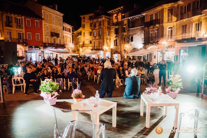 Lancia una bottiglia contro i carabinieri e li aggredisce a calci e pugni, arrestata 42enne domese Lancia una bottiglia contro i carabinieri e li aggredisce a calci e pugni, arrestata 42enne domese