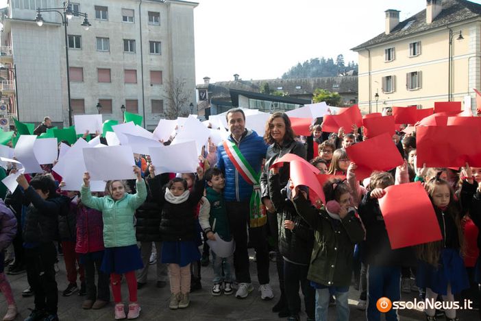 Gli alunni delle Milani intonano l'Inno di Mameli sotto il Municipio FOTO E VIDEO