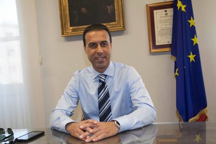 Il sindaco Lucio Pizzi dalla parte del frontalieri: "Fermiamo la nuova tassa" Il sindaco Lucio Pizzi dalla parte del frontalieri: "Fermiamo la nuova tassa"