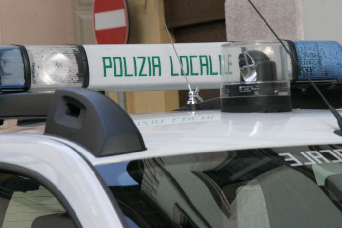 Incidente alla rotonda di via Piave tra un'auto e una bici