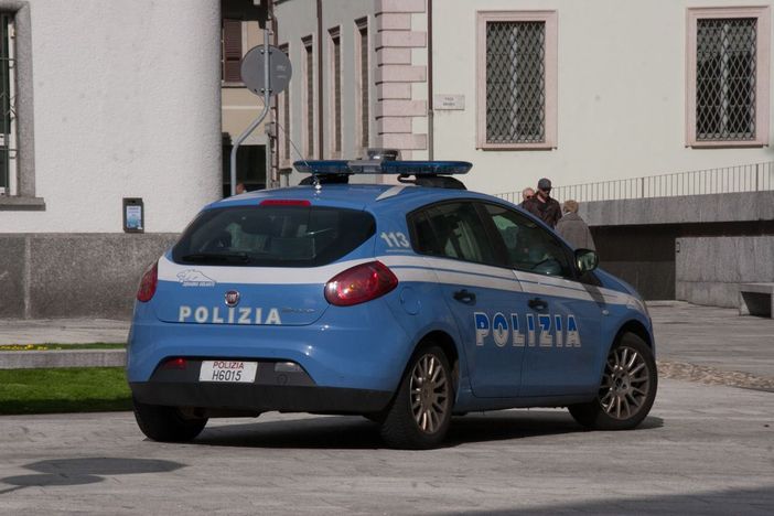 Insegue moglie e figlio, li tampona e cerca di farli scendere dall'auto: arrestato un domese 75enne