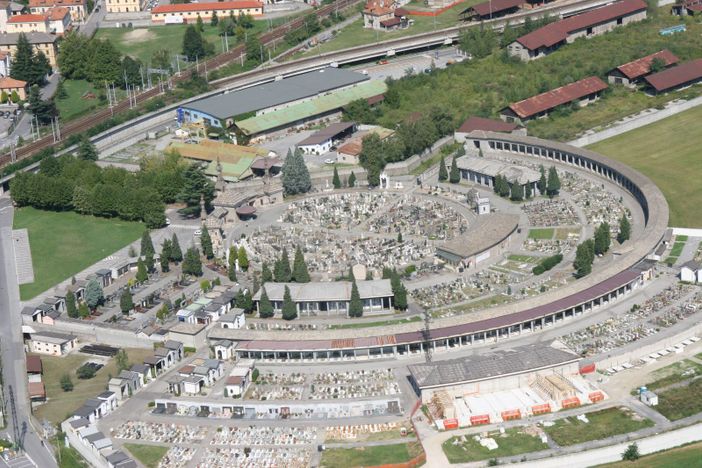 Condannato ad un anno il vandalo del cimitero domese