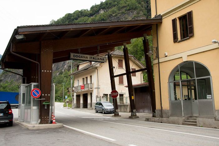 Sequestrati al confine una viola contraffatta e 7 orologi di pregio Sequestrati al confine una viola contraffatta e 7 orologi di pregio