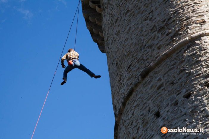 Vogogna Street Boulder tra le mura del castello Vogogna Street Boulder tra le mura del castello