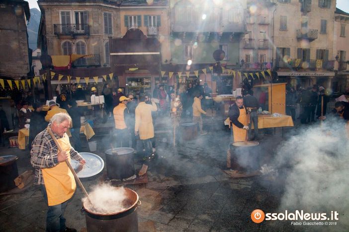 Domo, in piazza Mercato è il giorno di polenta e sciriuii Domo, in piazza Mercato è il giorno di polenta e sciriuii
