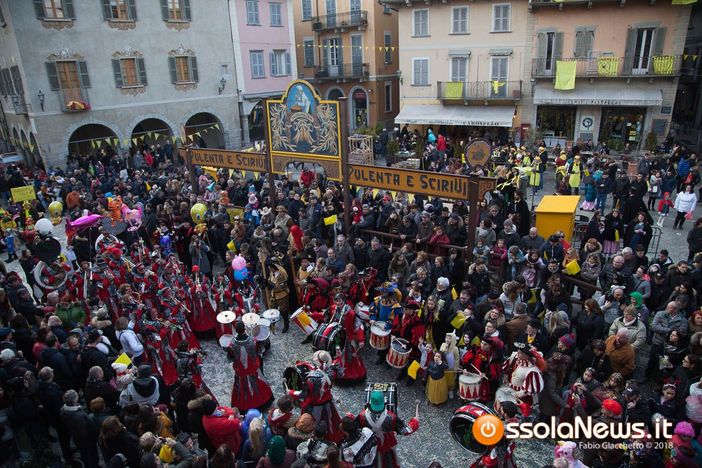 Domodossola prepara il Carnevale: la consegna delle chiavi sul balcone del municipio Domodossola prepara il Carnevale: la consegna delle chiavi sul balcone del municipio