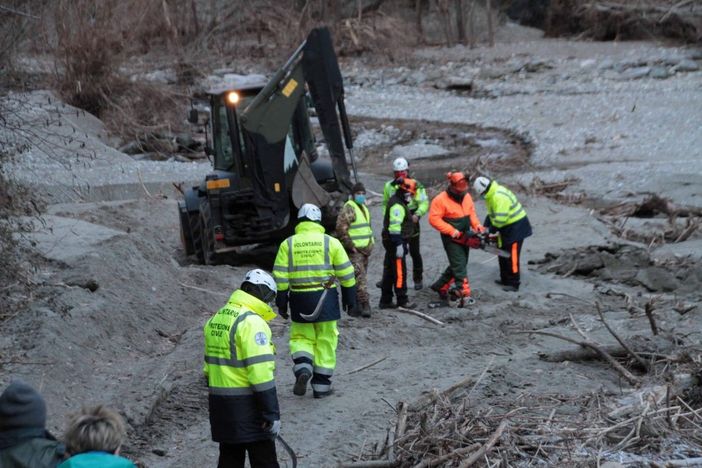 Protezione Civile A.N.A. e Alpini del Reggimento Genio Guastatori puliscono l'Ovesca FOTO