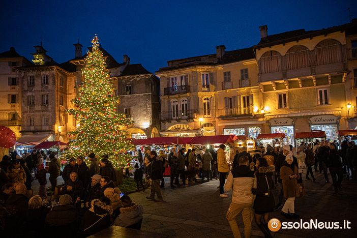 Domodossola accende il Natale: al via i mercatini nel centro storico Domodossola accende il Natale: al via i mercatini nel centro storico