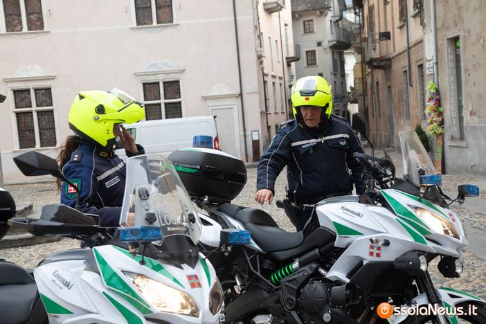 Urta un'auto parcheggiata e scappa, rintracciato dalla Polizia locale grazie alle telecamere
