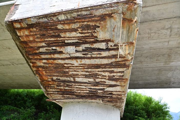 Piloni "scrostati" anche al ponte di Zornasco FOTO