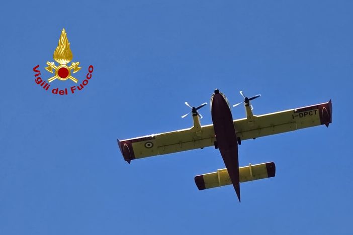 Emergenza incendio in Valsesia, prosegue il lavoro dei mezzi aerei Emergenza incendio in Valsesia, prosegue il lavoro dei mezzi aerei