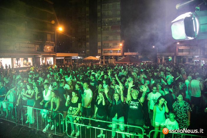 San Bartolomeo, piazza gremita per dj Fargetta. FOTO e VIDEO