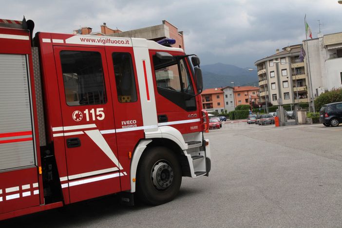 Auto in fiamme sull’A26, chiusi due tratti autostradali
