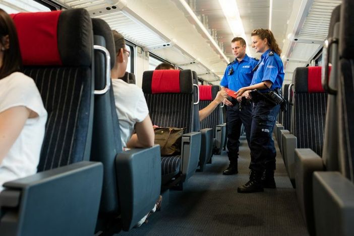 La Svizzera rafforza i controlli al confine La Svizzera rafforza i controlli al confine