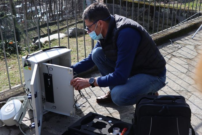 La centralina di Arpa, l'ex consigliere Domenico Mallone e Ferdinando Piroia, residente in frazione Torre