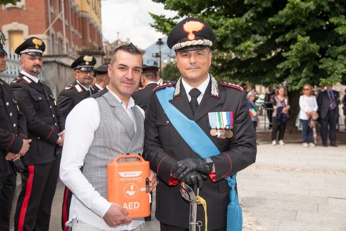 Un defibrillatore di ultima generazione dal Cantante della Solidarietà al Comando dei carabinieri Un defibrillatore di ultima generazione dal Cantante della Solidarietà al Comando dei carabinieri