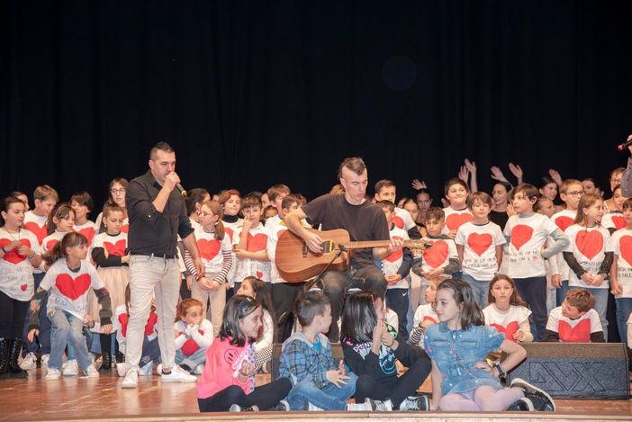 Il Cantante della Solidarietà e le 'Milani' donano 1500 euro a Ossola amica di Ugi Il Cantante della Solidarietà e le 'Milani' donano 1500 euro a Ossola amica di Ugi