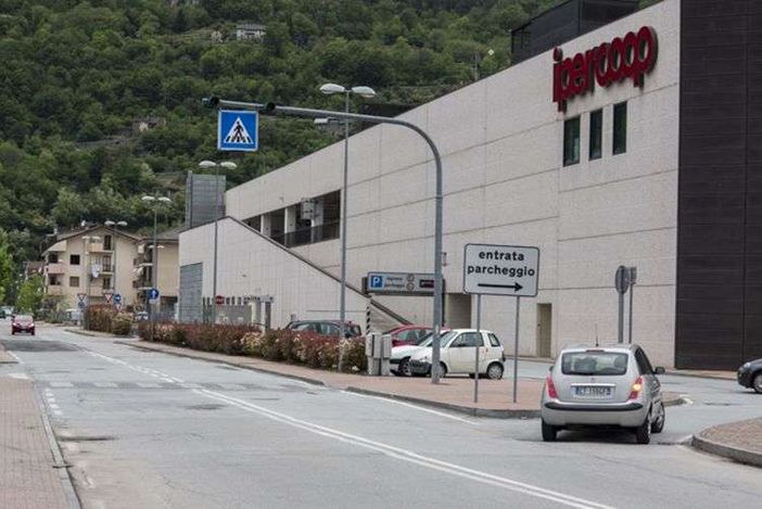 Da Parigi a Cortina in bicicletta: Silvia Gottardi fa tappa a Crevoladossola