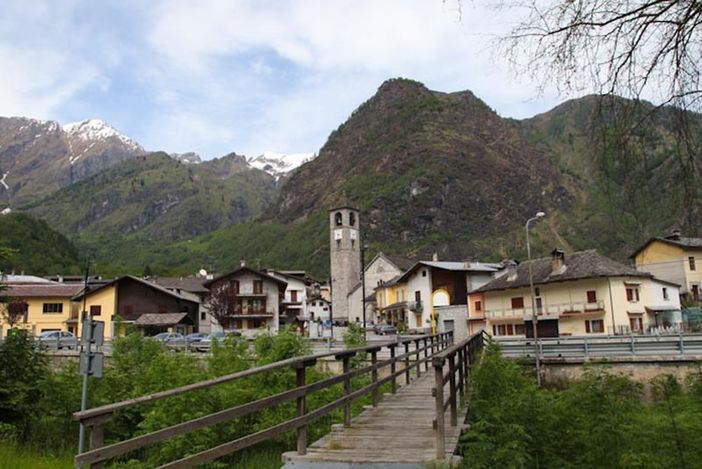 Antrona saluta il nuovo anno con una fiaccolata per le vie del paese Antrona saluta il nuovo anno con una fiaccolata per le vie del paese