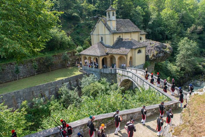 Festegiamenti di S.Valentino con parata della Milizia Festegiamenti di S.Valentino con parata della Milizia