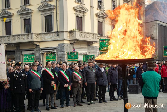 Le Penne Nere sfilano in cittá, domani al via le gare di slalom gigante a Domobianca FOTO E VIDEO
