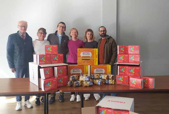 I dipendenti E.On donano colombe e generi alimentari alla Caritas domese I dipendenti E.On donano colombe e generi alimentari alla Caritas domese