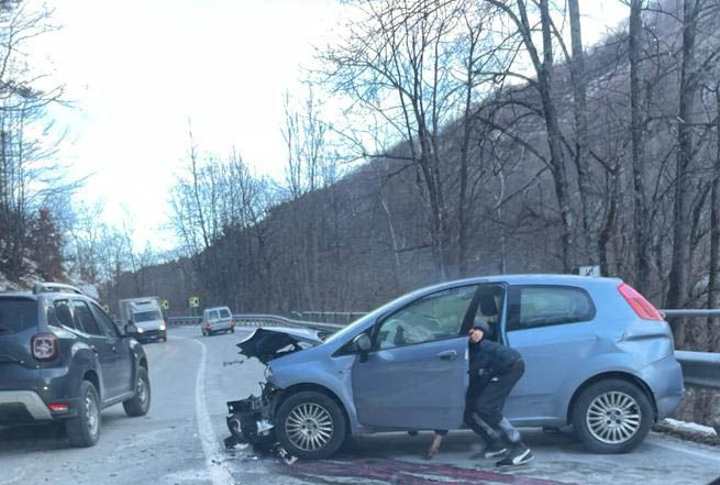 Schianto sulla 337 prima di Druogno: un'auto distrutta, ma nessuno è rimasto ferito