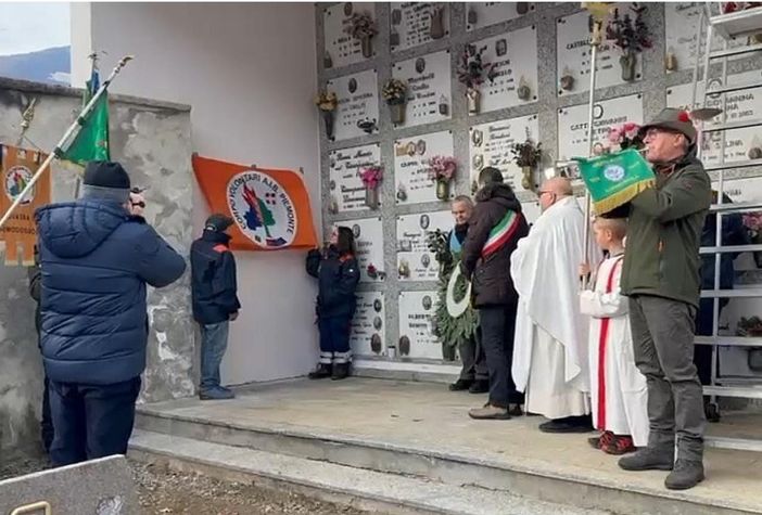 Scoperta la targa Aib al cimitero di Crosiggia Scoperta la targa Aib al cimitero di Crosiggia