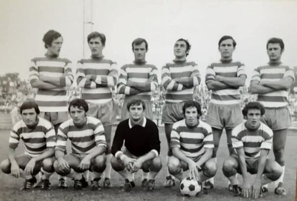 Nella foto, tratta dal sito Bustocco.it, una formazione della Pro Patria. Casna è il secondo da destra, con la palla in mano.