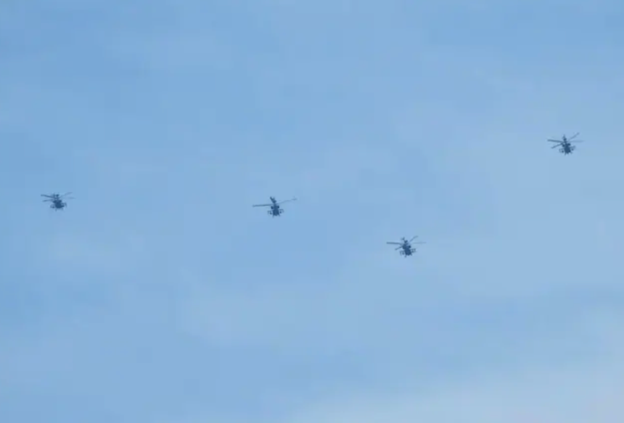 Quattro elicotteri Apache da guerra britannici hanno sorvolato i cieli del Canton Vallese