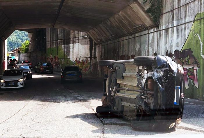 Auto si ribalta nel sottopasso di Regione Nosere