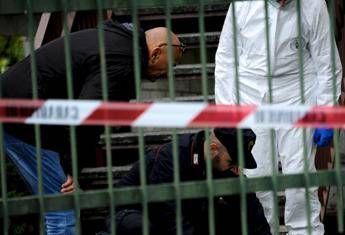 Trovato morto con ferite alla testa nell'androne di un palazzo, indagini a Napoli