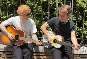 Ed Sheeran e Alfa cantano e suonano insieme, duetto inaspettato a Roma - Video