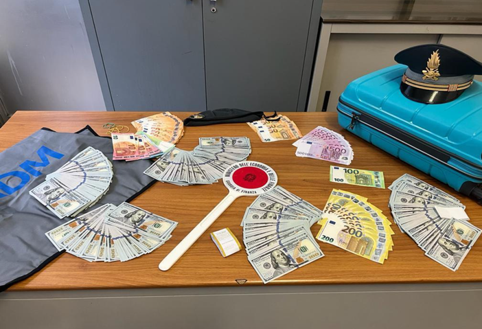 Traffico illecito di valuta al confine: in soli 3 giorni scoperti quasi 122.000 euro Traffico illecito di valuta al confine: in soli 3 giorni scoperti quasi 122.000 euro