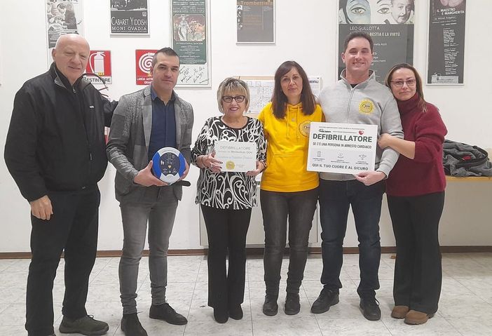 Un defibrillatore donato alla scuola Bagnolini di Villadossola Un defibrillatore donato alla scuola Bagnolini di Villadossola