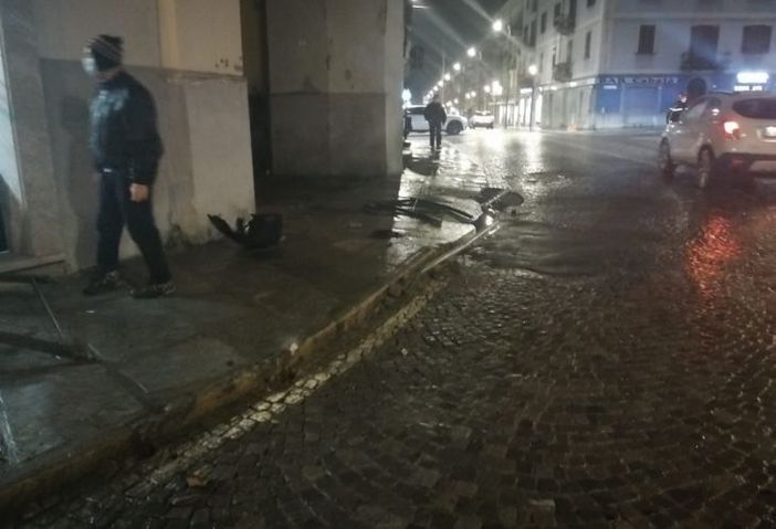 Auto pirata crea il panico in pieno centro a Domo