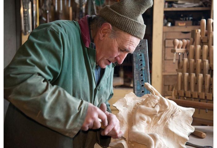 Arte e tradizioni con gli scultori del legno sulla Via dell'Abate Arte e tradizioni con gli scultori del legno sulla Via dell'Abate