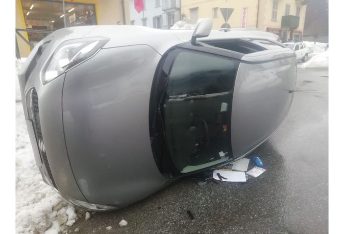 Perde il controllo dell'auto e si ribalta nella rotonda