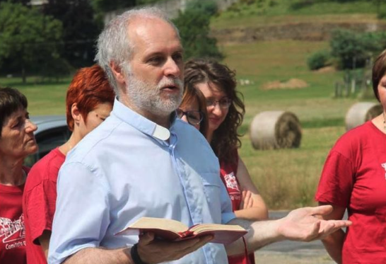 Don Bottarel difende don Sacco: “Le nostre radici sono nel Vangelo, non in ideologie”