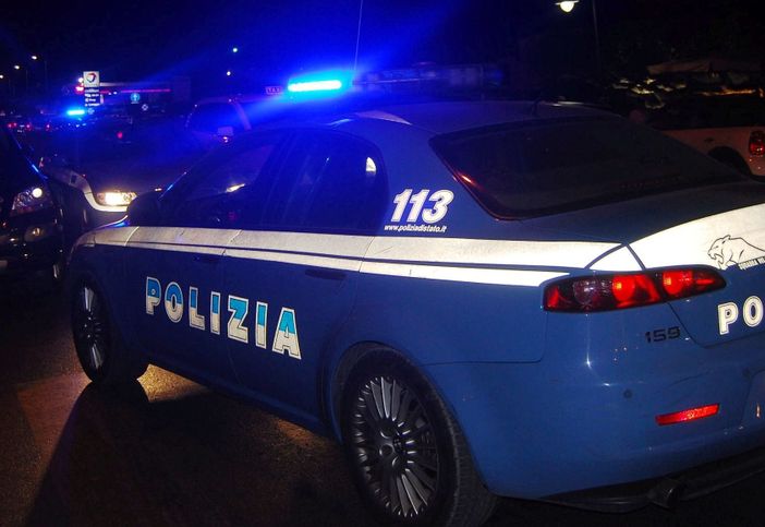 Via patente e auto ad un 55enne fuggito all'alt della polizia