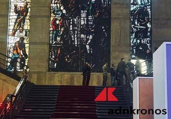 Roma, assessore sardo cade da scale del Ministero delle Imprese: in frantumi parte della vetrata di Sironi