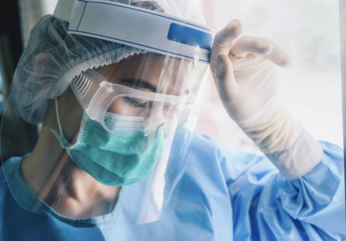 Covid: altri 2099 casi di positività, ma i ricoveri continuano a calare