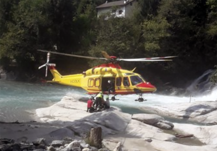 Premia, bimbo scivola in acqua e viene salvato dalla madre Premia, bimbo scivola in acqua e viene salvato dalla madre