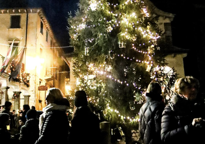 Atmosfere natalizie a Re con l'accensione dell'albero FOTO Atmosfere natalizie a Re con l'accensione dell'albero FOTO