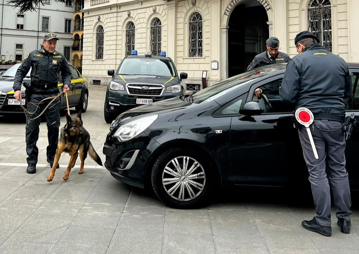 Hashish e bilancino in casa: 19enne arrestato a Domodossola dalla Guardia di Finanza Hashish e bilancino in casa: 19enne arrestato a Domodossola dalla Guardia di Finanza
