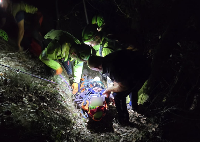 Domo, 84enne precipita in un canale a Quartero mentre cerca funghi: intervento dell’eliambulanza in volo notturno VIDEO