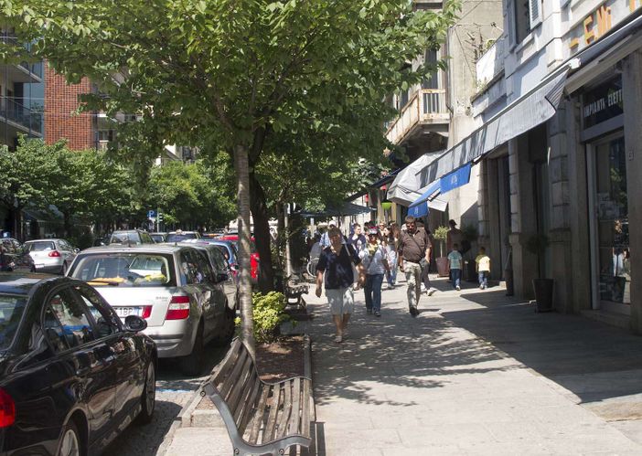 La protesta di un esercente domese: "Basta biciclette e motorini sui marciapiedi"