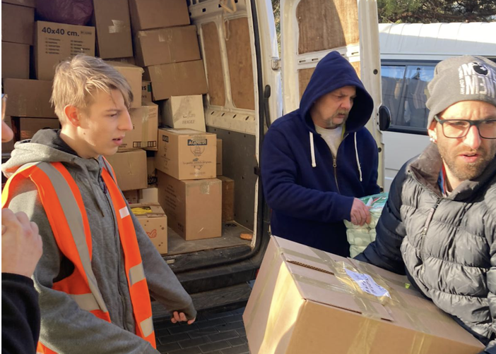 Da Premosello alla Polonia con un furgone pieno di aiuti umanitari Da Premosello alla Polonia con un furgone pieno di aiuti umanitari